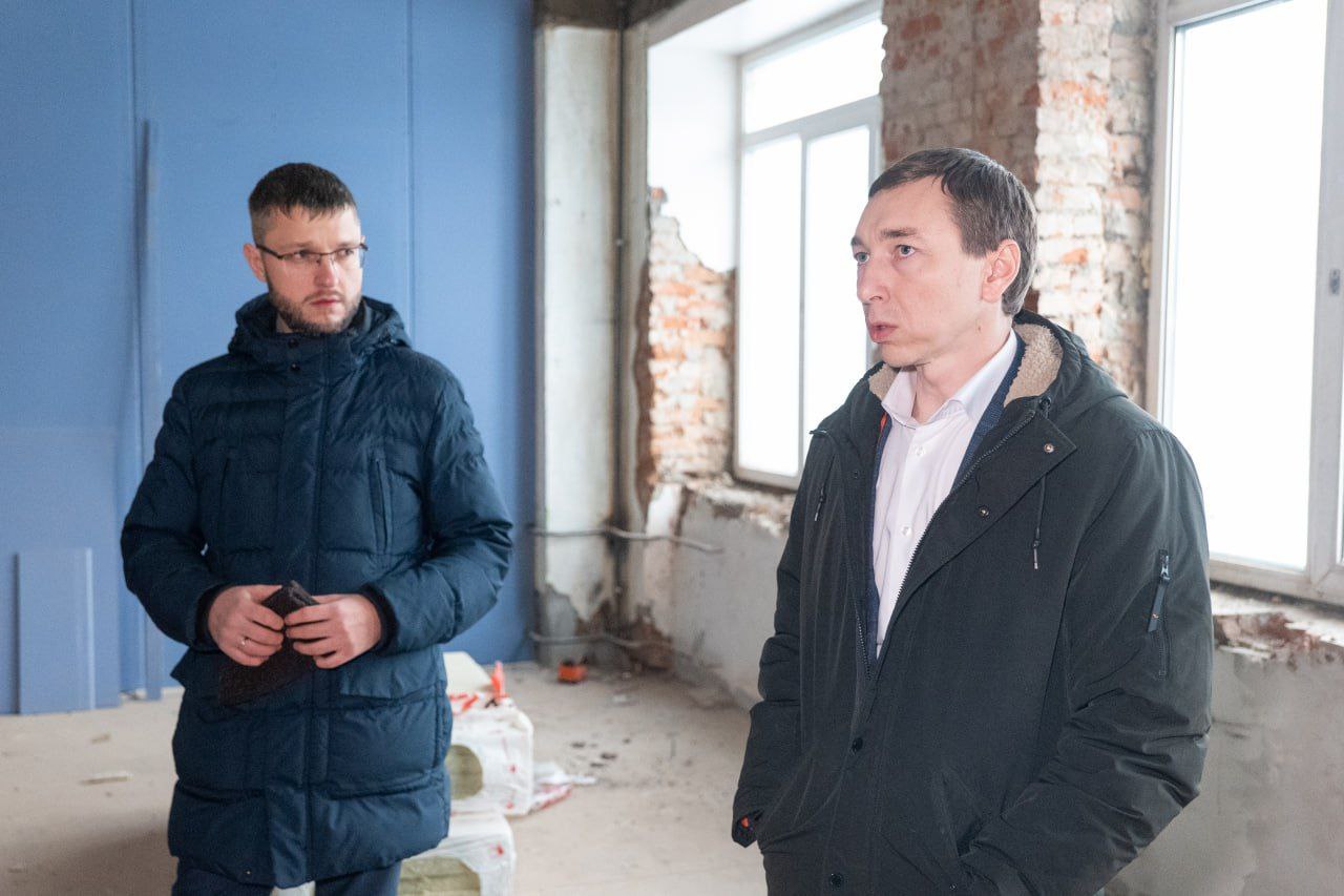 Общественный контроль: родители учащихся школы №19 в Кировском районе вместе с представителями администрации города проверили ход капитального ремонта исторического здания Общественный контроль: родители учащихся школы №19 в Кировском районе вместе с представителями администрации города проверили ход капитального ремонта исторического здания