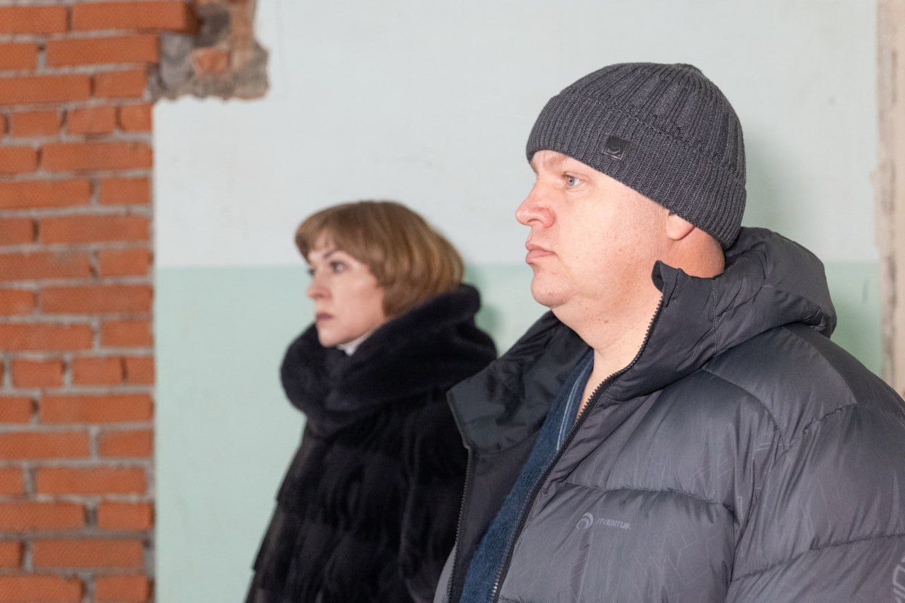 Общественный контроль: родители учащихся школы №19 в Кировском районе вместе с представителями администрации города проверили ход капитального ремонта исторического здания Общественный контроль: родители учащихся школы №19 в Кировском районе вместе с представителями администрации города проверили ход капитального ремонта исторического здания