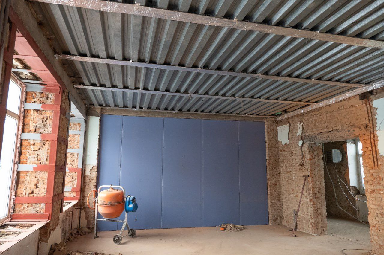 Общественный контроль: родители учащихся школы №19 в Кировском районе вместе с представителями администрации города проверили ход капитального ремонта исторического здания Общественный контроль: родители учащихся школы №19 в Кировском районе вместе с представителями администрации города проверили ход капитального ремонта исторического здания