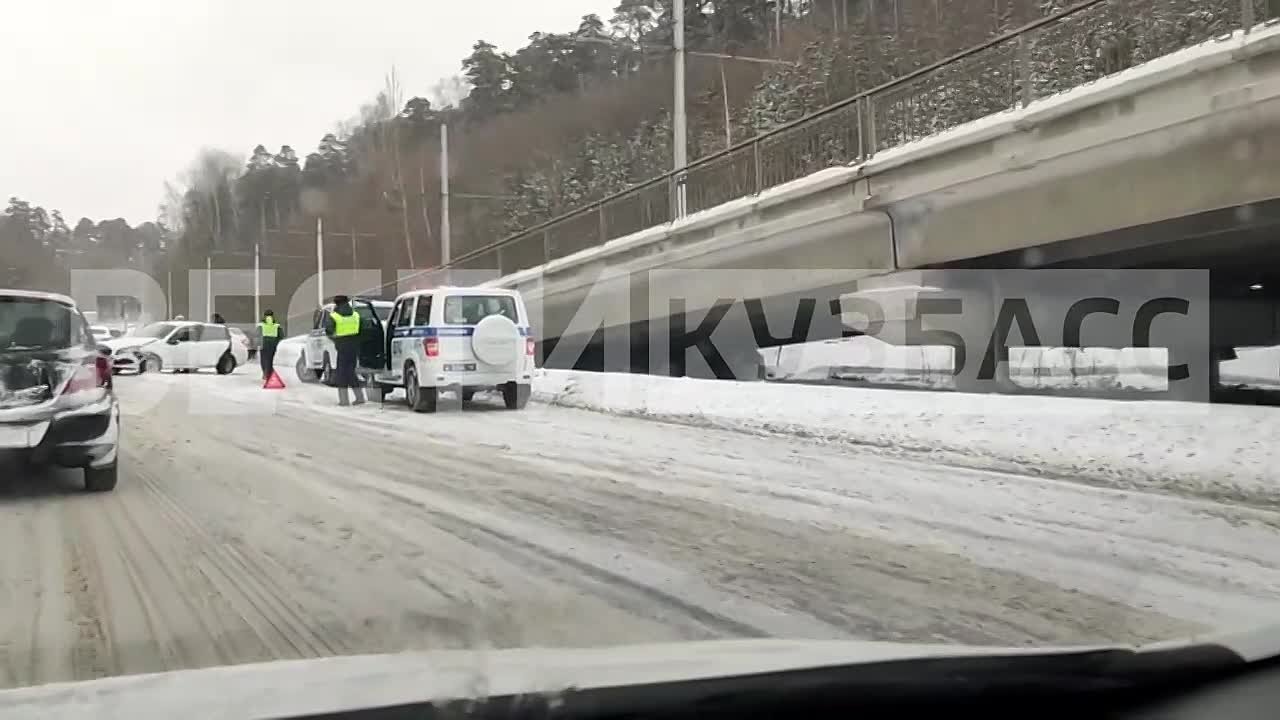 Съёхали и "встретились". В Кемерове два легковых автомобиля столкнулись сразу после съезда с Кузнецкого моста в сторону Рудничного района