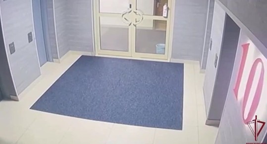 Бил двери лифта ногами, сломал дверцу в холодильнике