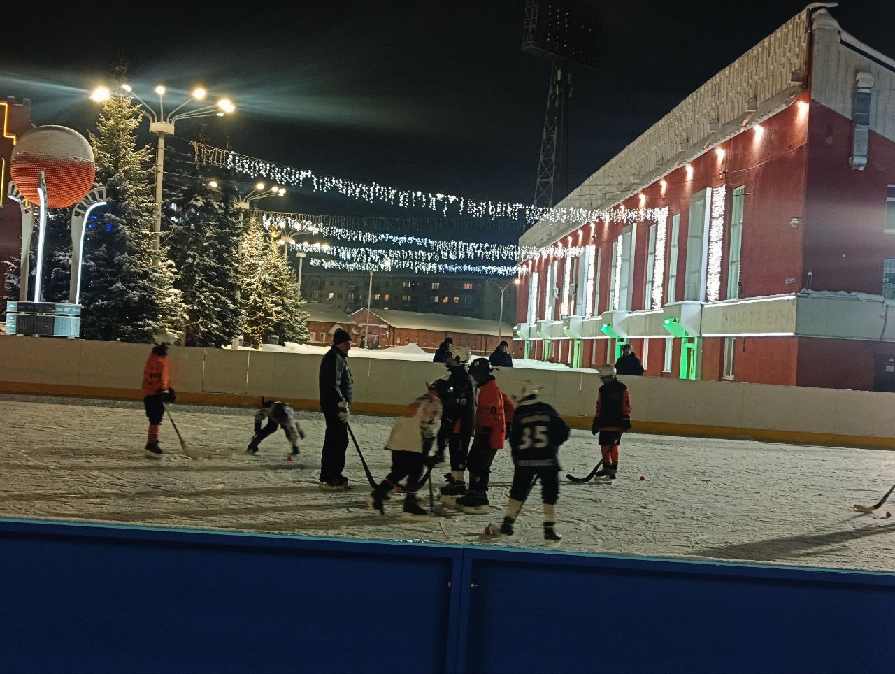 Воспитанники кемеровской Спортивной школы олимпийского резерва по хоккею с мячом тренируются на новой хоккейной коробке Воспитанники кемеровской Спортивной школы олимпийского резерва по хоккею с мячом тренируются на новой хоккейной коробке