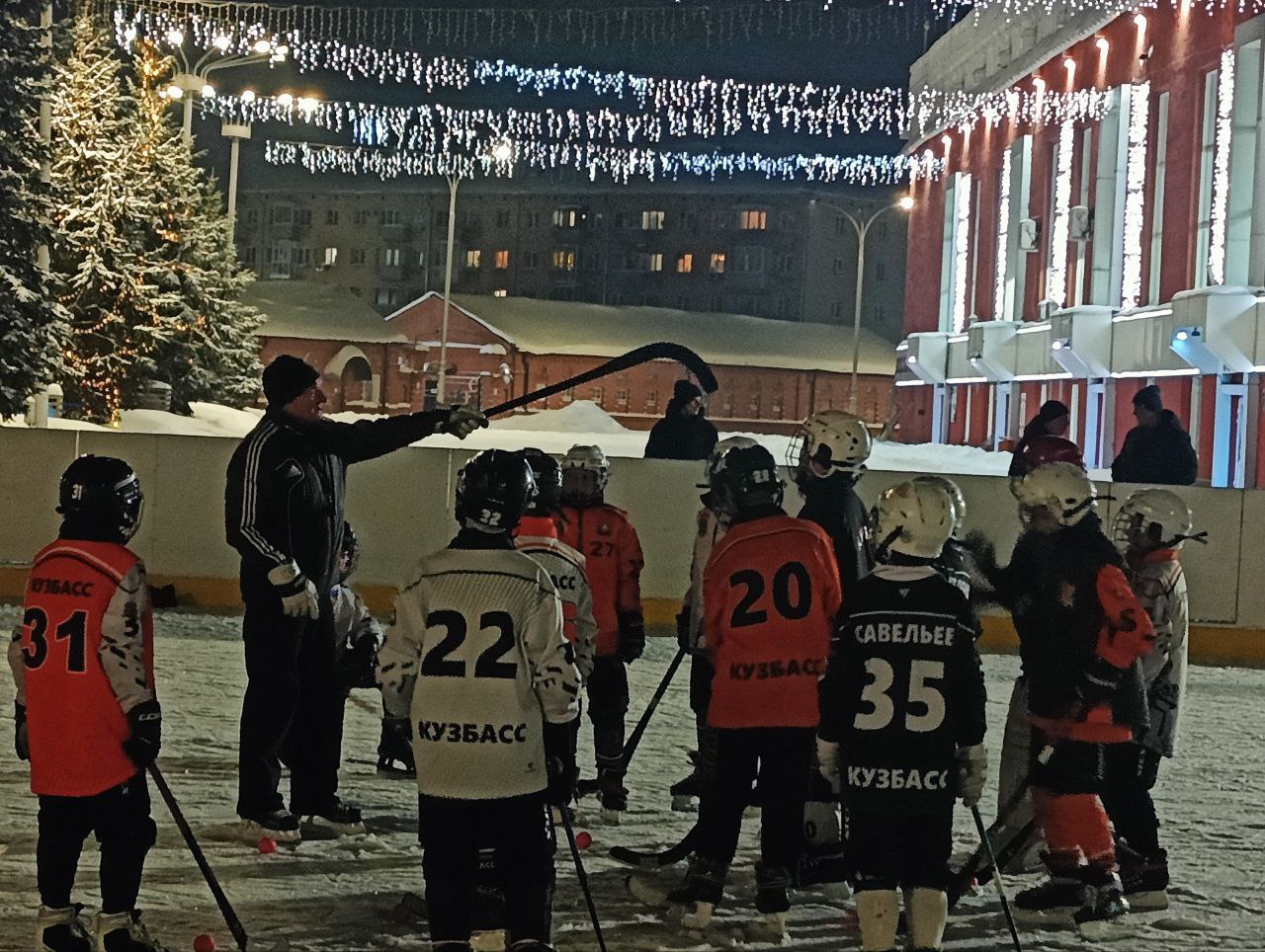 Воспитанники кемеровской Спортивной школы олимпийского резерва по хоккею с мячом тренируются на новой хоккейной коробке