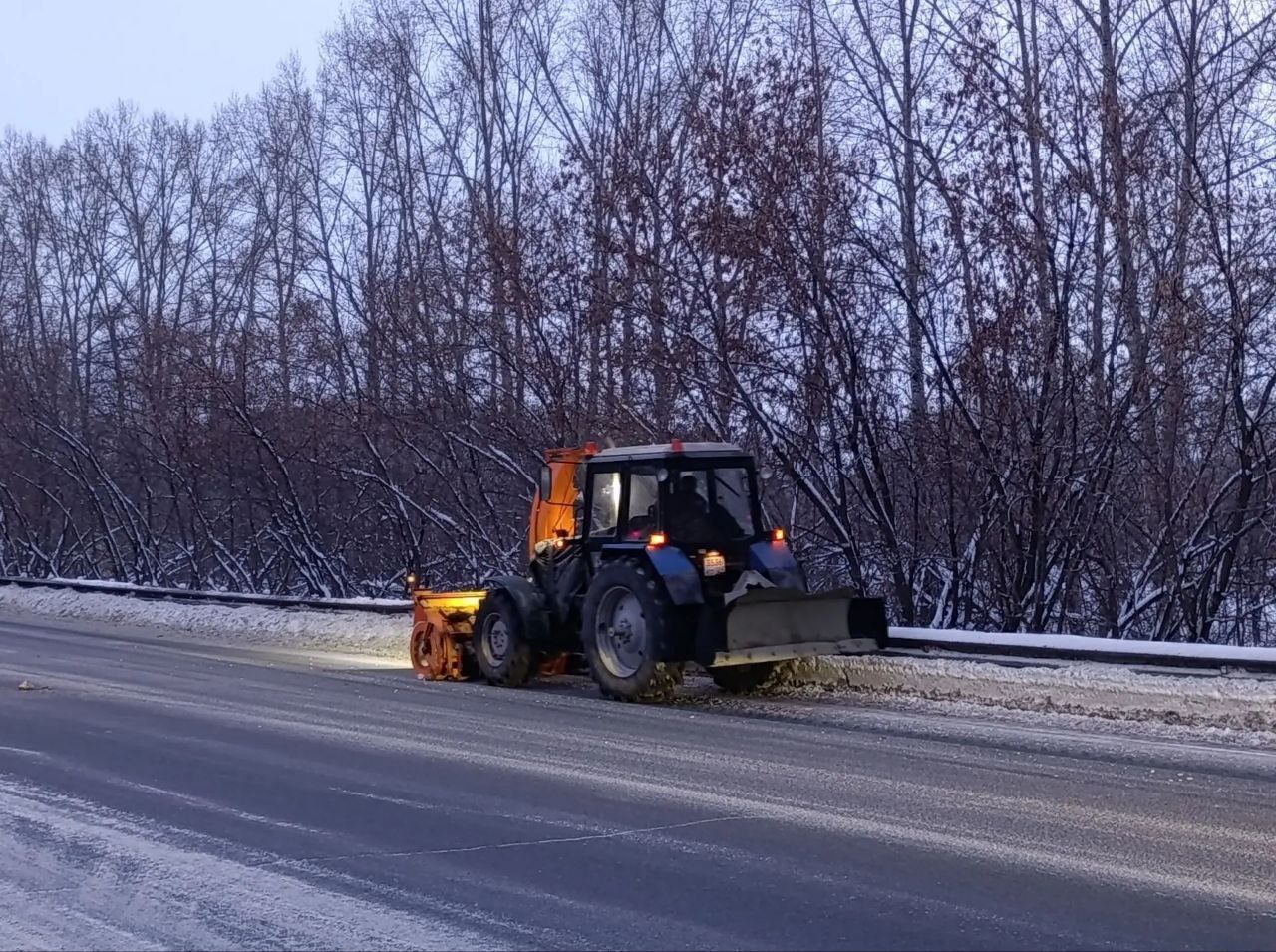 Сегодня в уборке улично-дорожной сети Кемерова от снега задействовано 137 единиц снегоуборочной техники