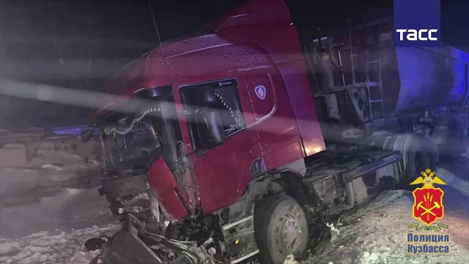 Четыре человека погибли при столкновении легкового автомобиля с грузовиком на трассе Белово — Коновалово — Прокопьевск в Кузбассе, сообщает ГУ МВД по региону