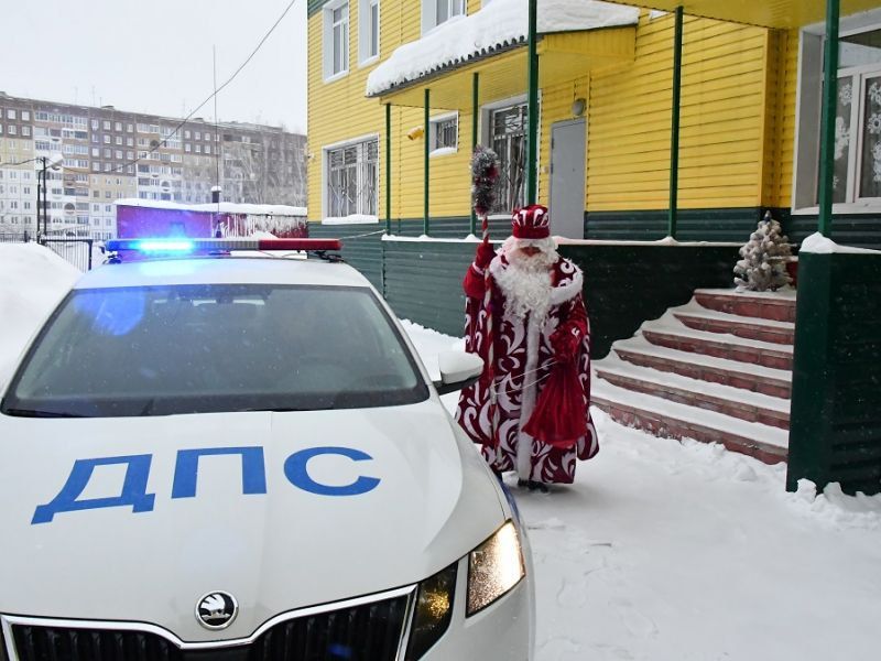 В Кузбассе воспитанников социально-реабилитационного центра поздравили полицейские Дед Мороз и Снегурочка