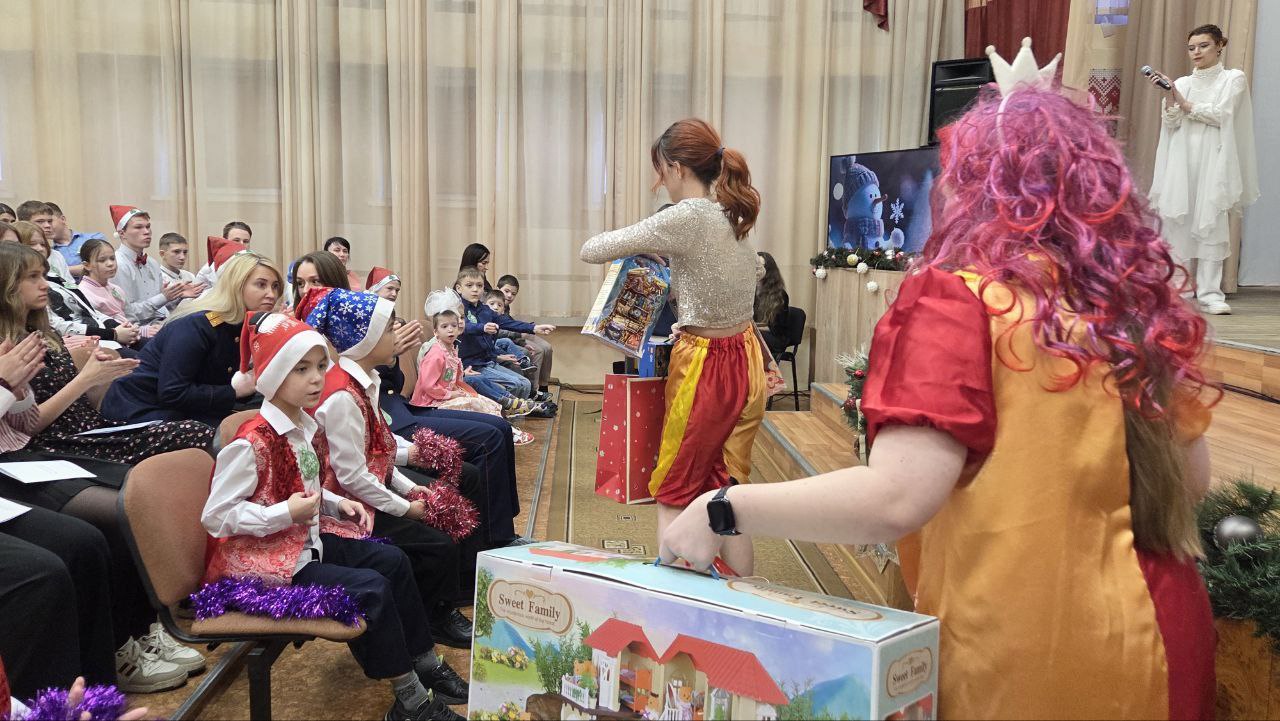 135 воспитанников одного из детских домов Кемерова получили подарки от благотворителей 135 воспитанников одного из детских домов Кемерова получили подарки от благотворителей