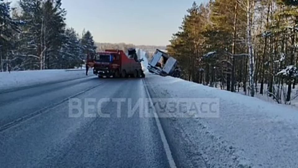 Движение затруднено на трассе Кемерово-Мариинск: фура вылетела с дороги возле Николаевки
