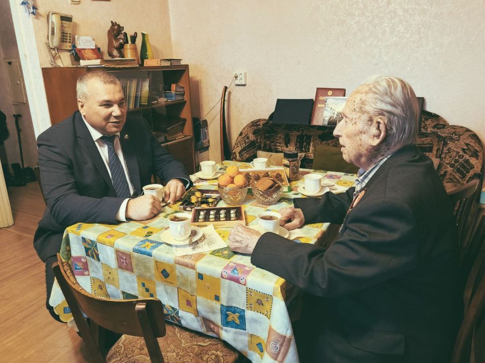 В преддверии Нового года представители администрации Новокузнецка посетили ветеранов Великой Отечественной войны, чтобы поздравить с наступающими праздниками