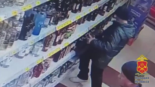 Сложил 5 бутылок в дипломат: до 2 лет лишения свободы грозит похитителю спиртного в Кемерове