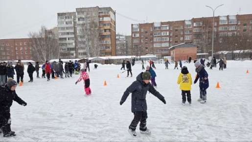 На территории школы №37 открылась ледовая площадка