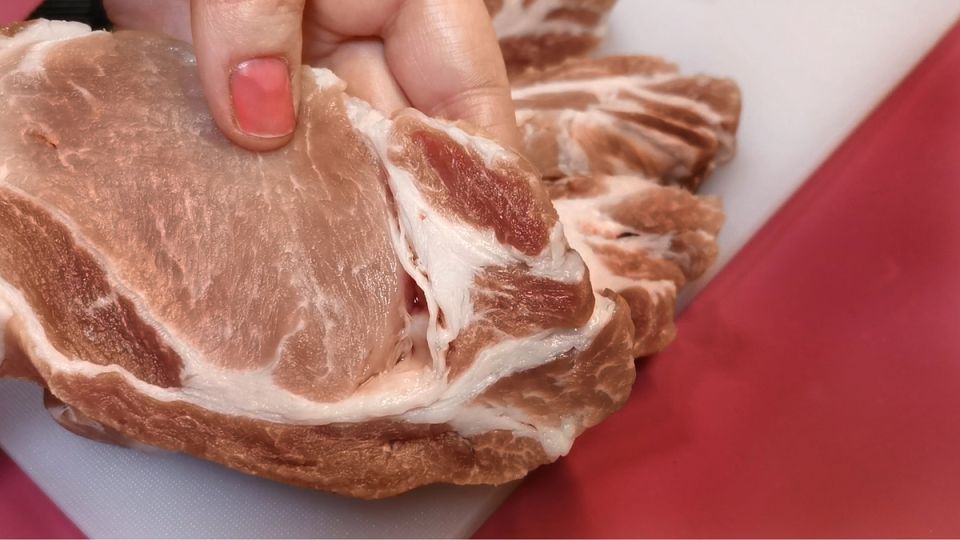 Нежное мясо с изысканной начинкой: секреты приготовления, которые поразят ваших гостей