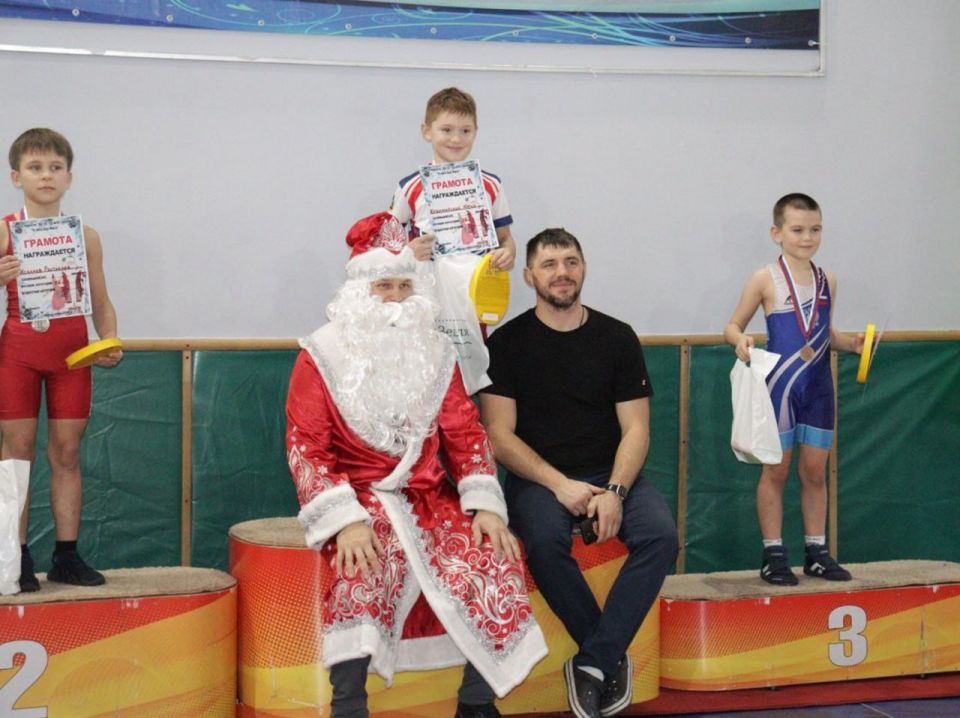 В Новокузнецке провели турнир по борьбе на призы Деда Мороза