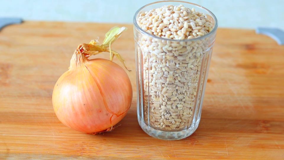 Как приготовить вкусную перловку с луком: бюджетный рецепт для всей семьи