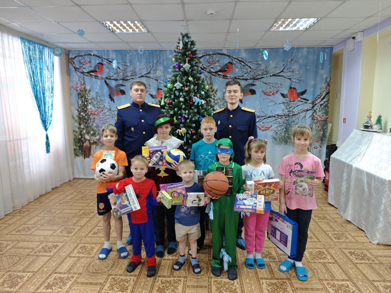 В рамках ведомственной акции «С Добрым годом» следователи Кузбасса поздравили детей с наступающими новогодними праздниками В рамках ведомственной акции «С Добрым годом» следователи Кузбасса поздравили детей с наступающими новогодними праздниками