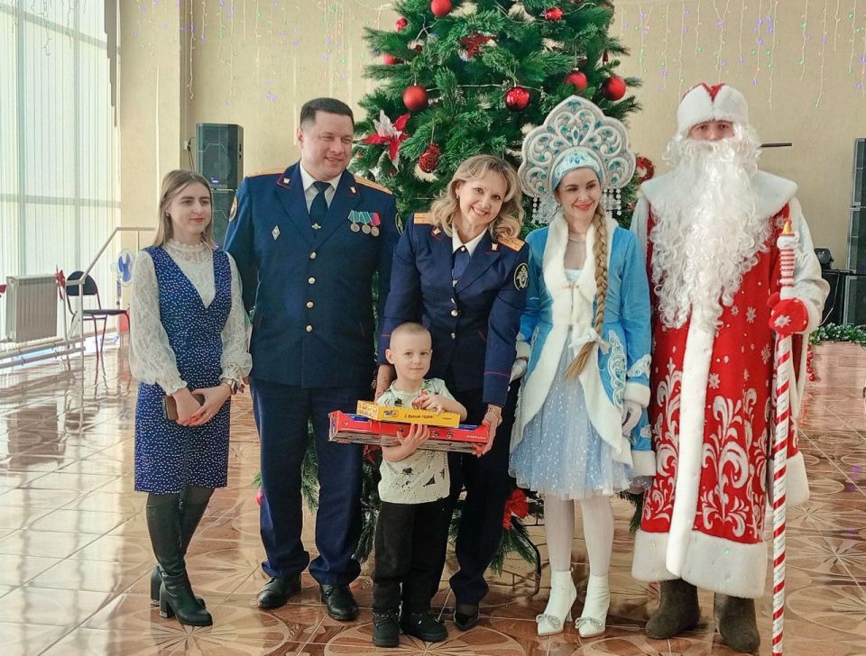 В рамках ведомственной акции «С Добрым годом» следователи Кузбасса поздравили детей с наступающими новогодними праздниками