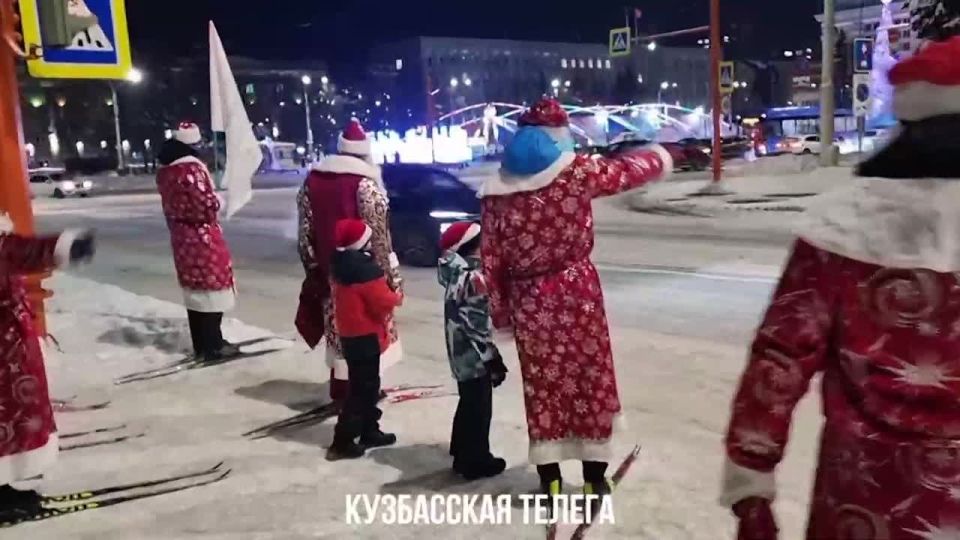 Деды Морозы устроили заезд на лыжах по центру Кемерова