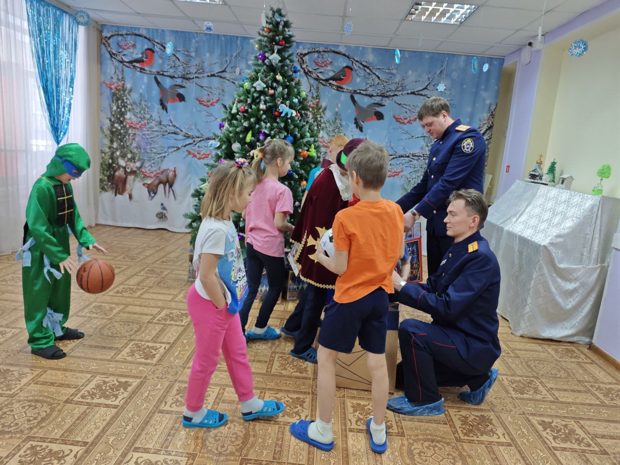 В рамках ведомственной акции «С Добрым годом» следователи Кузбасса поздравили детей с наступающими новогодними праздниками В рамках ведомственной акции «С Добрым годом» следователи Кузбасса поздравили детей с наступающими новогодними праздниками