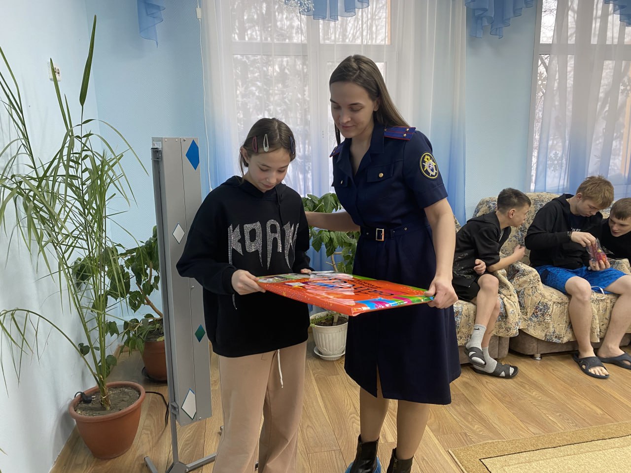 В рамках ведомственной акции «С Добрым годом» следователи Кузбасса поздравили детей с наступающими новогодними праздниками В рамках ведомственной акции «С Добрым годом» следователи Кузбасса поздравили детей с наступающими новогодними праздниками