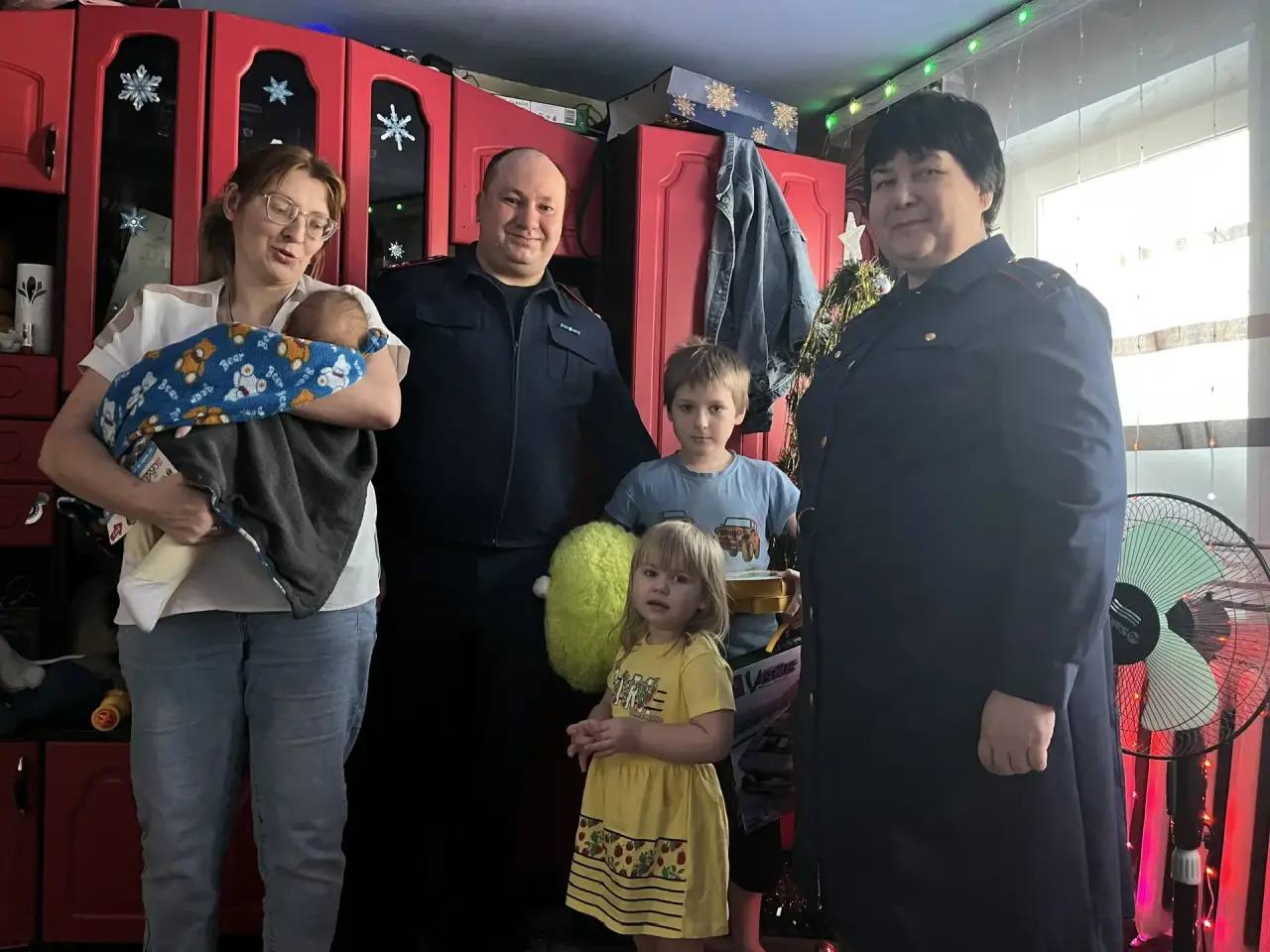 В рамках ведомственной акции «С Добрым годом» следователи Кузбасса поздравили детей с наступающими новогодними праздниками В рамках ведомственной акции «С Добрым годом» следователи Кузбасса поздравили детей с наступающими новогодними праздниками