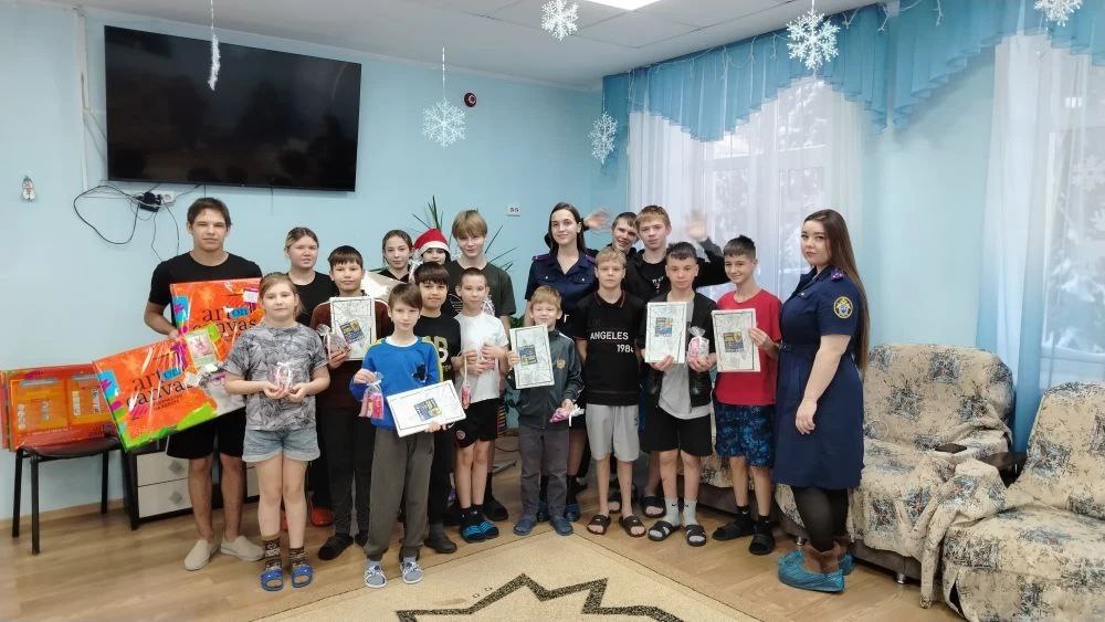 В рамках ведомственной акции «С Добрым годом» следователи Кузбасса поздравили детей с наступающими новогодними праздниками В рамках ведомственной акции «С Добрым годом» следователи Кузбасса поздравили детей с наступающими новогодними праздниками