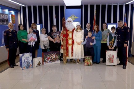 Заместители начальника ГУ МВД России по Кемеровской области — Кузбассу и руководители подразделений областного полицейского Главка исполнили мечты участников акции «Елка желаний»