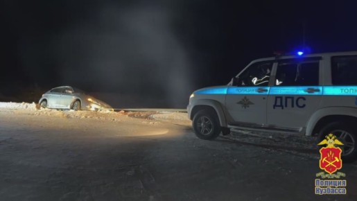 В Кемеровской области полицейские выручили автомобилистку, машина которой застряла в сугробе