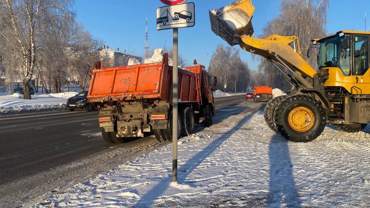 За сутки с улиц Кемерова вывезли около 17,6 тысяч кубометров снега За сутки с улиц Кемерова вывезли около 17,6 тысяч кубометров снега