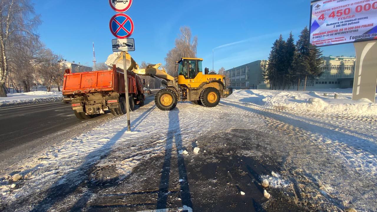 За сутки с улиц Кемерова вывезли около 17,6 тысяч кубометров снега За сутки с улиц Кемерова вывезли около 17,6 тысяч кубометров снега