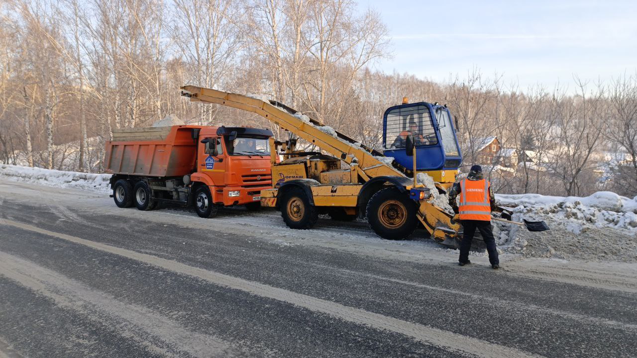 За сутки с улиц Кемерова вывезли около 17,6 тысяч кубометров снега За сутки с улиц Кемерова вывезли около 17,6 тысяч кубометров снега