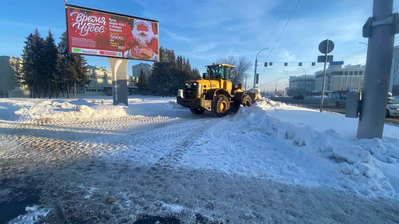 За сутки с улиц Кемерова вывезли около 17,6 тысяч кубометров снега За сутки с улиц Кемерова вывезли около 17,6 тысяч кубометров снега