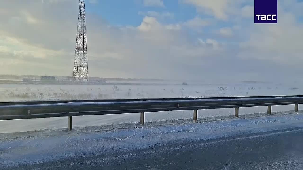 Движение автобусов и грузовиков ограничили на трассах в регионах Сибири из-за метели и гололедицы, сообщает Сибуправтодор: