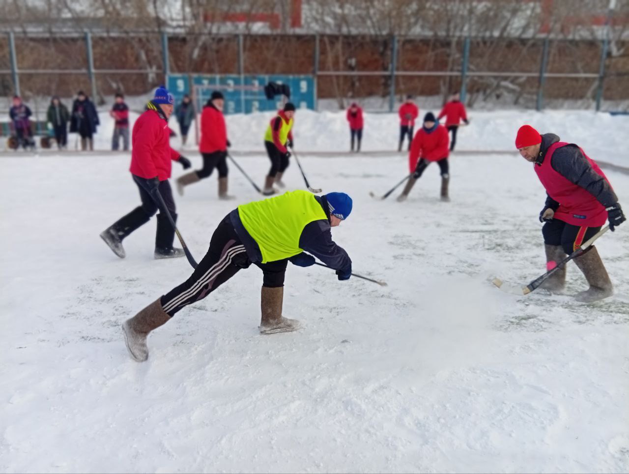 В Кемерове прошёл «Рождественский турнир» по хоккею на валенках В Кемерове прошёл «Рождественский турнир» по хоккею на валенках