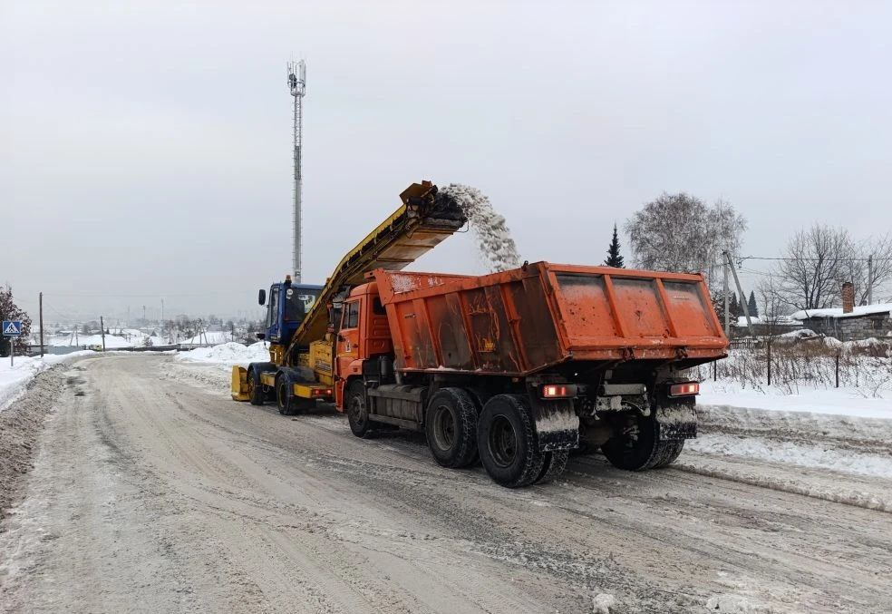 За сутки в Кемерове вывезли 20,5 тысяч кубометров снега За сутки в Кемерове вывезли 20,5 тысяч кубометров снега