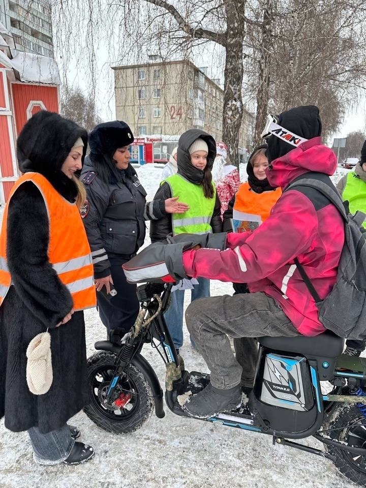 Сотрудники Госавтоинспекции г.Кемерово совместно с ЮИДовцами , Дедом Морозом и Снегурочкой обратились к прохожим с призывом соблюдать дорожные правила Сотрудники Госавтоинспекции г.Кемерово совместно с ЮИДовцами , Дедом Морозом и Снегурочкой обратились к прохожим с призывом соблюдать дорожные правила
