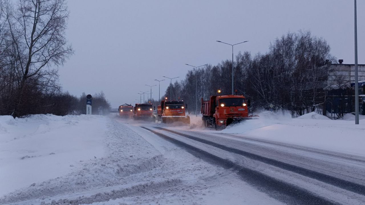Дорожные службы работают в каждом районе города