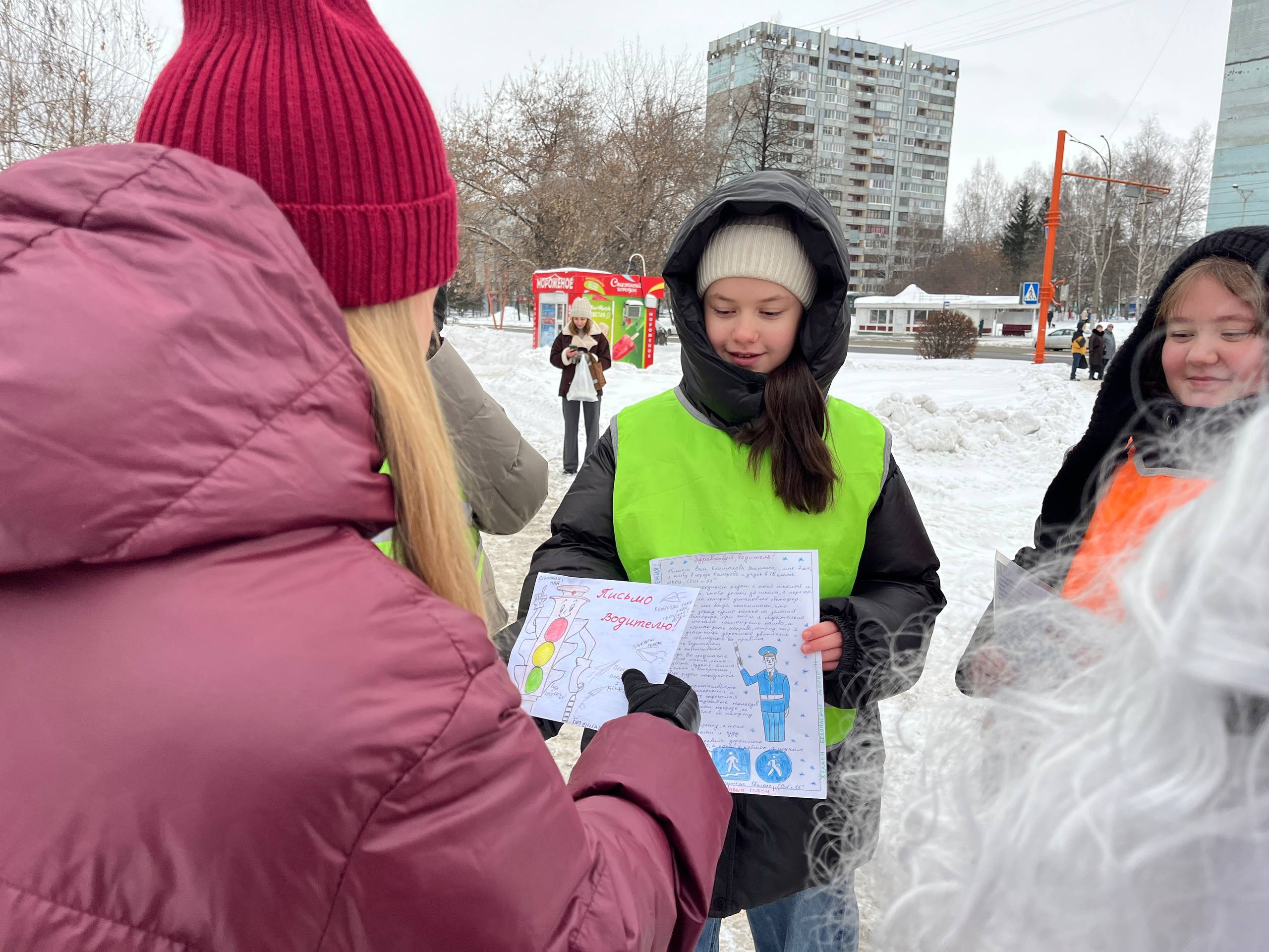Сотрудники Госавтоинспекции г.Кемерово совместно с ЮИДовцами , Дедом Морозом и Снегурочкой обратились к прохожим с призывом соблюдать дорожные правила Сотрудники Госавтоинспекции г.Кемерово совместно с ЮИДовцами , Дедом Морозом и Снегурочкой обратились к прохожим с призывом соблюдать дорожные правила