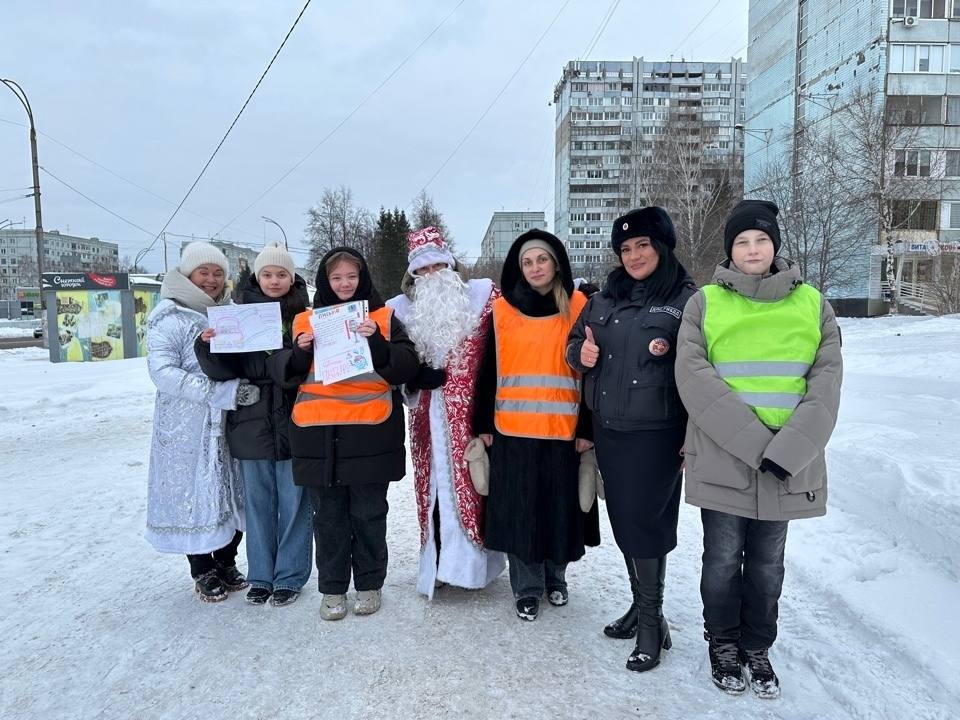 Сотрудники Госавтоинспекции г.Кемерово совместно с ЮИДовцами , Дедом Морозом и Снегурочкой обратились к прохожим с призывом соблюдать дорожные правила