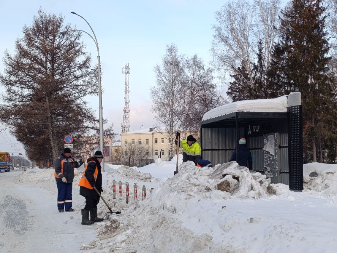 Более 100 единиц спецтехники работают в дневную смену на уборке улиц и дорог города Более 100 единиц спецтехники работают в дневную смену на уборке улиц и дорог города