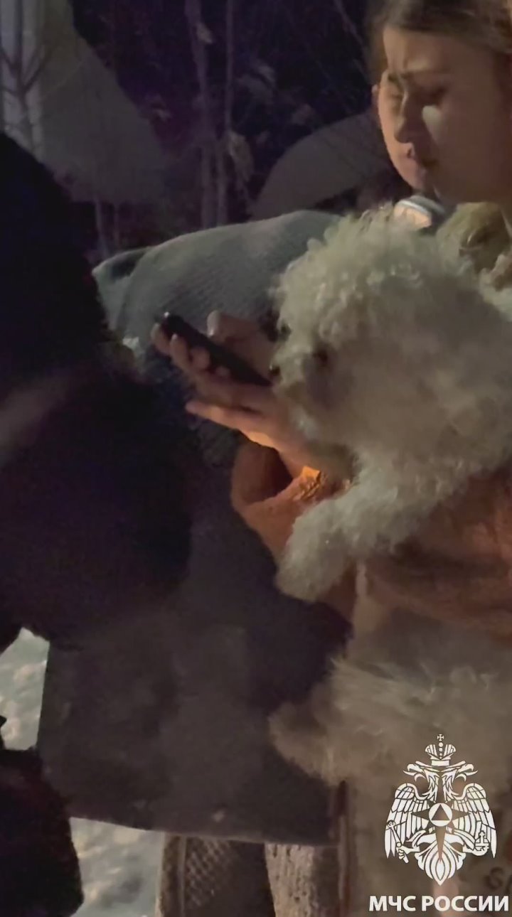 Нам важна каждая жизнь. В Кемерове на улице Абызова пламя охватило дом и надворные постройки