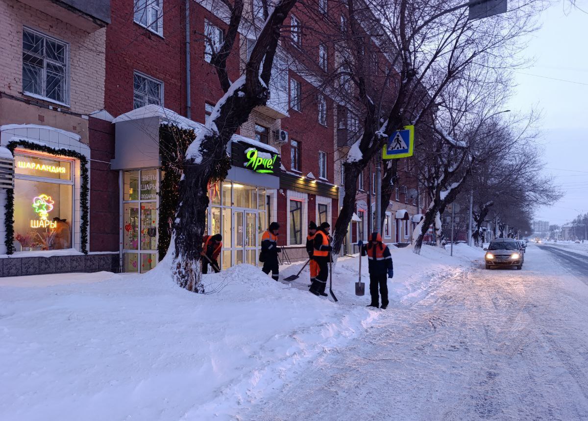 Более 100 единиц спецтехники работают в дневную смену на уборке улиц и дорог города Более 100 единиц спецтехники работают в дневную смену на уборке улиц и дорог города