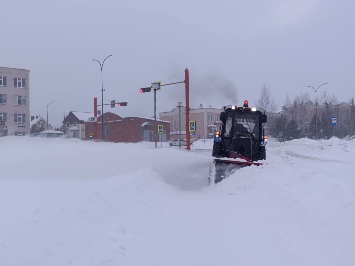 Более 100 единиц спецтехники работают в дневную смену на уборке улиц и дорог города Более 100 единиц спецтехники работают в дневную смену на уборке улиц и дорог города