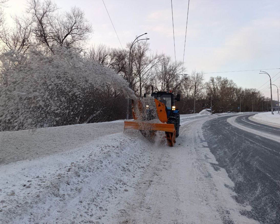 Более 100 единиц спецтехники работают в дневную смену на уборке улиц и дорог города