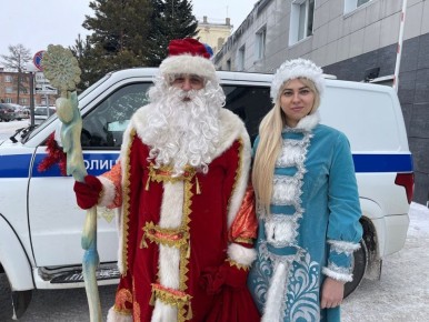 В Ленинске-Кузнецком сотрудники полиции приняли участие в акции МВД России «Полицейский Дед Мороз»