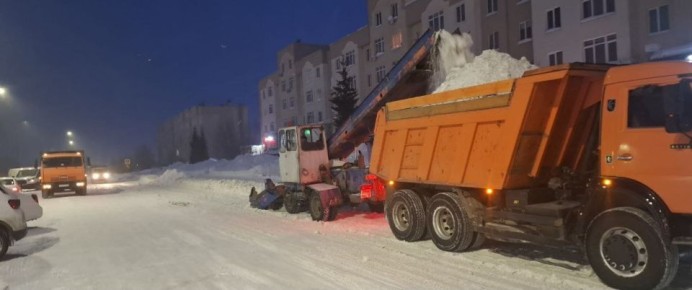 Вывоз снега и расчистка тротуаров: дорожные службы работают во всех районах Кемерова