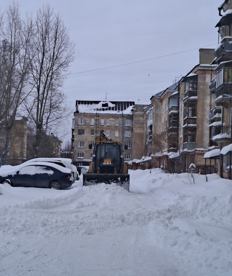 В Кемерове для уборки дворов от снега и колеи управляющие компании привлекают спецтехнику В Кемерове для уборки дворов от снега и колеи управляющие компании привлекают спецтехнику