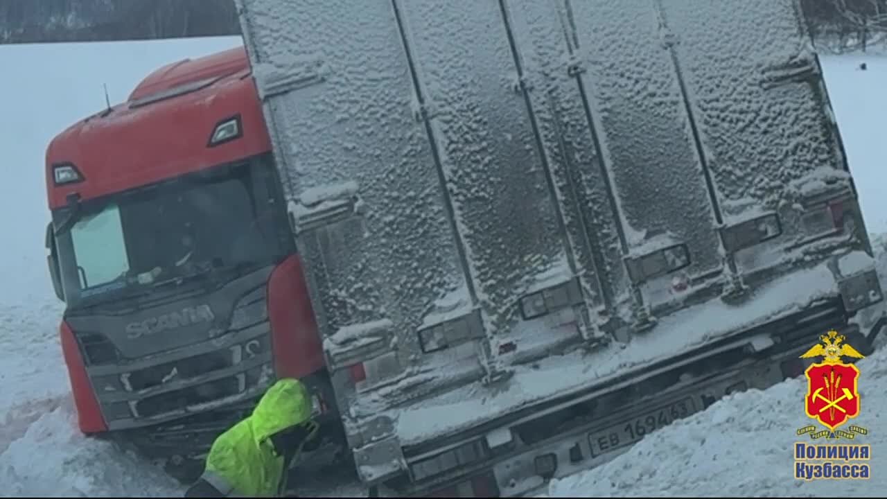В Топкинском округе сотрудники полиции пришли на помощь водителю большегруза, попавшему в ДТП