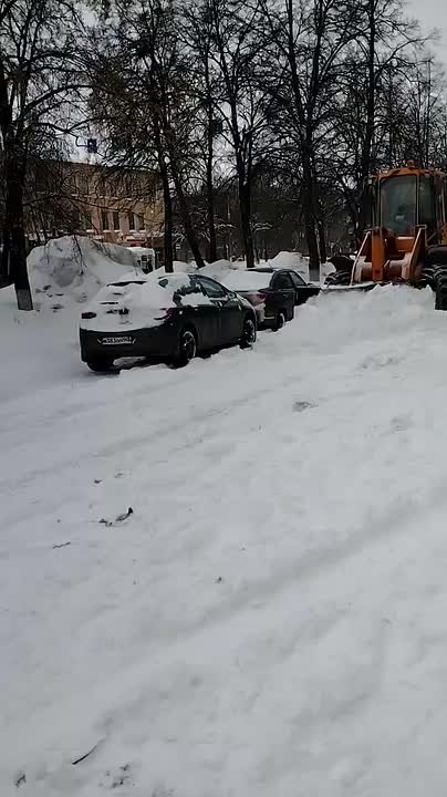 В Кемерове сегодня на проспекте Ленина расчищают от снега тротуары