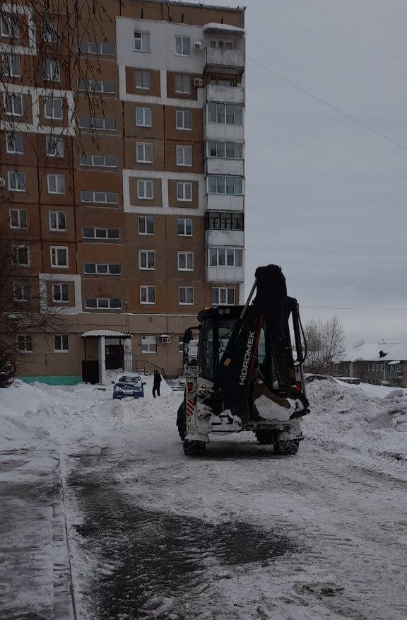 В Кемерове для уборки дворов от снега и колеи управляющие компании привлекают спецтехнику В Кемерове для уборки дворов от снега и колеи управляющие компании привлекают спецтехнику