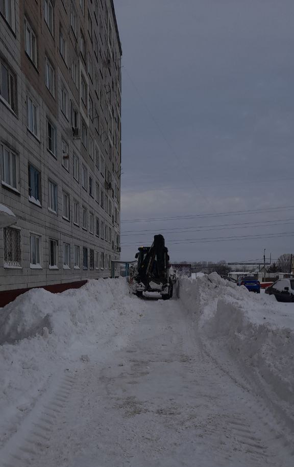 В Кемерове для уборки дворов от снега и колеи управляющие компании привлекают спецтехнику В Кемерове для уборки дворов от снега и колеи управляющие компании привлекают спецтехнику
